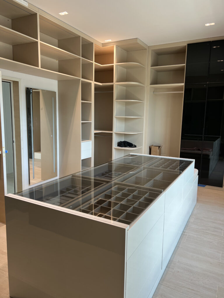 sinclair her clost 1